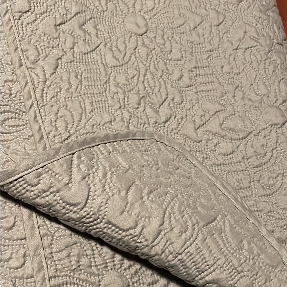 Queen size quilt + 2 shams